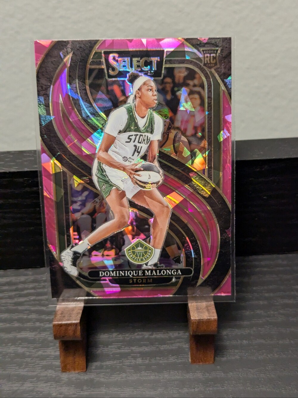 2025 Panini Select WNBA DOMINIQUE MALONGA Pink Cracked Ice #150 Rookie Card